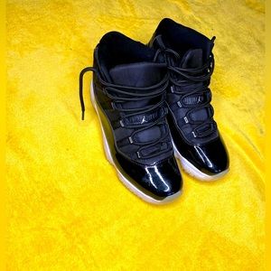 Black and white size 8